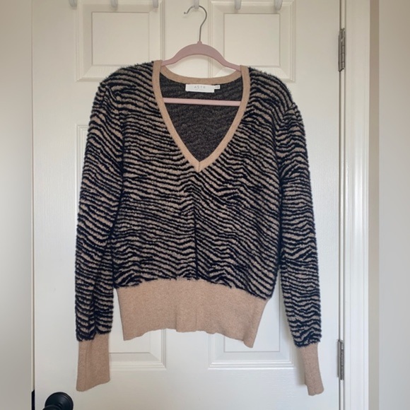 Astr The Label Tiger Pullover Sweater - Picture 4 of 7